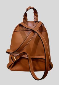 Zaino in pelle marrone con manico intrecciato, spallacci regolabili e cuciture a contrasto. Ha una forma curvata e una texture liscia.