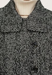 Mango Abrigo corto - black