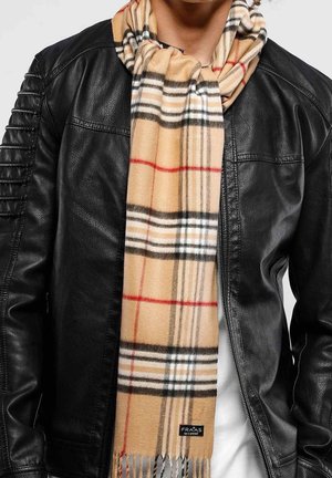 Personne portant une veste en cuir noire et une écharpe à carreaux beige avec des franges, écharpe marquée "FRAAS" près du bord inférieur.
