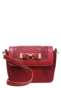Borsa a tracolla rossa con texture a serpente, forma rettangolare, hardware dorato e un accento a fiocco. Inclusa tracolla rimovibile.
