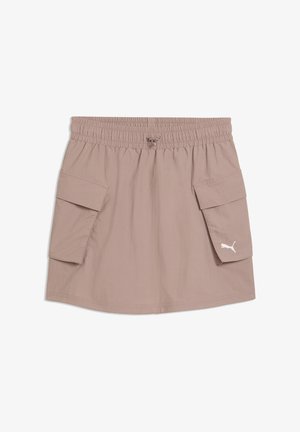 Helepruun cargo-seelik elastse vöökohaga, nööriga, kahe suure külgtaskuga ja valge Puma logoga paremal taskul.