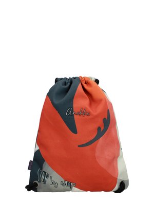 Sacca con coulisse con forme astratte rosse, nere e grigie, con logo "Anekke" e testo "Step by step" sul tessuto.