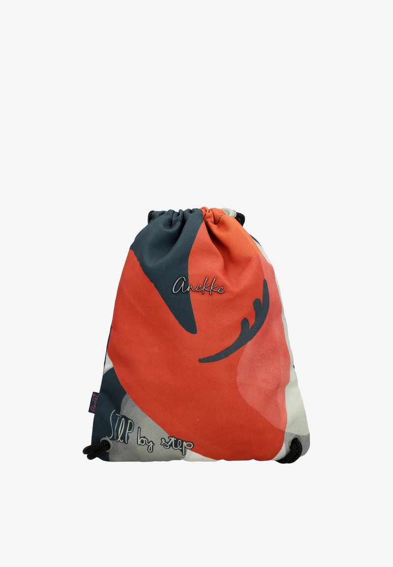 Sac à cordon avec des formes abstraites rouges, noires et grises, portant le logo "Anekke" et le texte "Step by step" sur le tissu.