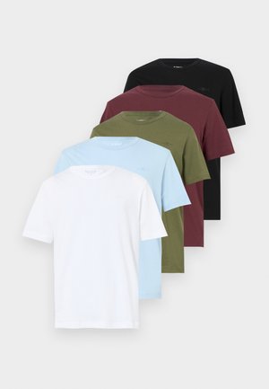 Fem t-shirts med kort ärm i vitt, ljusblått, olivgrönt, vinrött och svart. Mjukt bomullsmaterial med rundad hals.