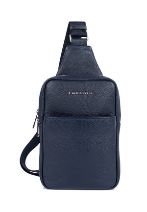 Sac en cuir texturé bleu marine à bandoulière avec poche zippée à l'avant et sangle ajustable, portant la marque "LANCASTER" en lettres argentées.