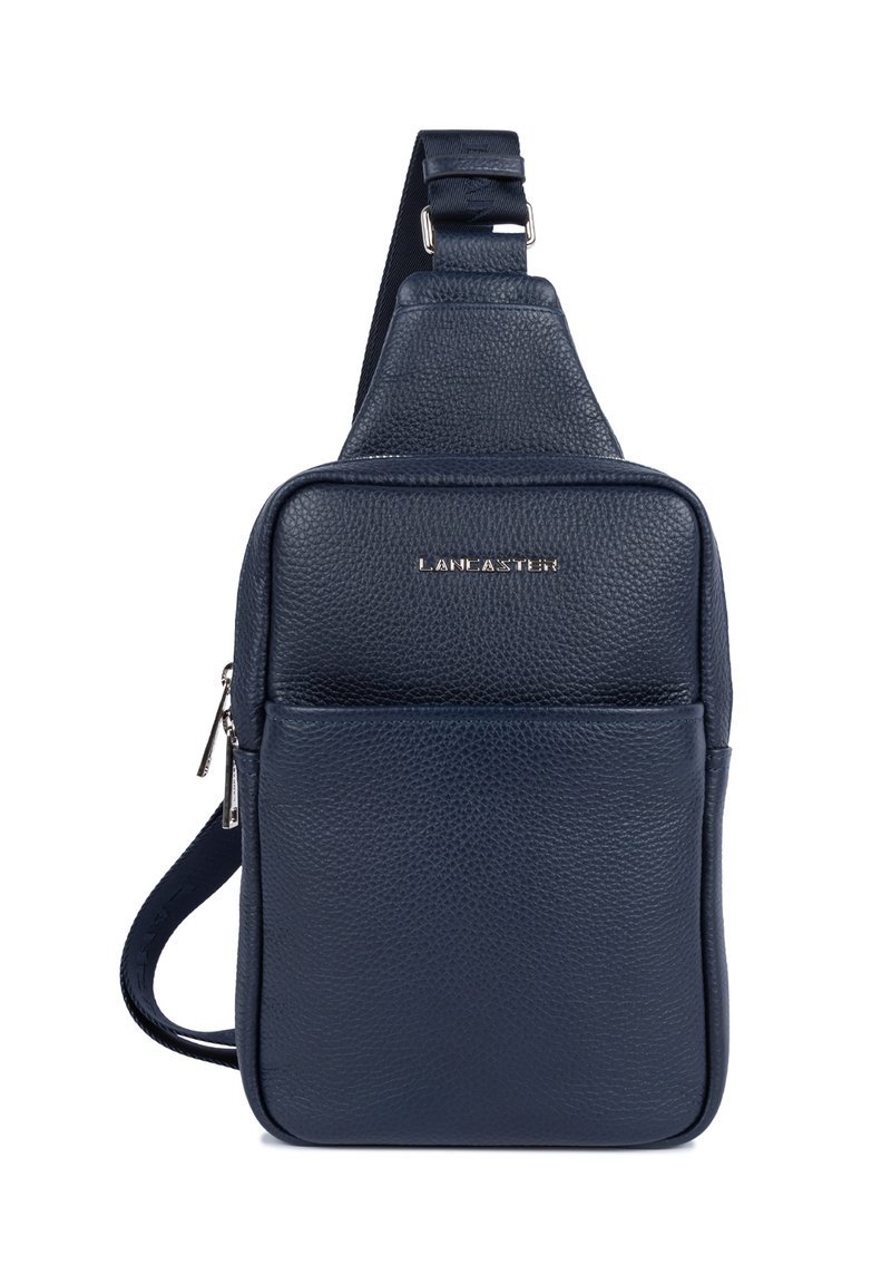 Borsa a tracolla in pelle textured blu navy con tasca frontale con cerniera e tracolla regolabile, con marchio "LANCASTER" in lettere argentate.