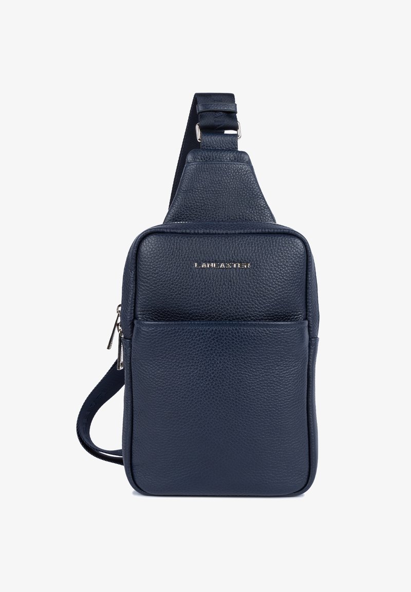 Borsa a tracolla in pelle textured blu navy con tasca frontale con cerniera e tracolla regolabile, con marchio "LANCASTER" in lettere argentate.