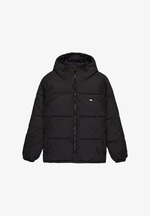 Casaco puffer preto com capuz, apresentando um fecho com zip e um design de painéis cosidos. Inclui um pequeno logótipo no peito e punhos elásticos.