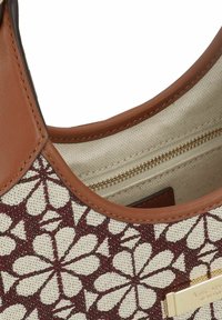 Borsa in pelle marrone e tessuto crema con motivo floreale, interno foderato con tasca con zip e dettagli in metallo con finitura dorata.