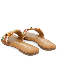 Sandales à glissière ornées de perles avec une semelle en simili cuir marron. La lanière est décorée de perles rondes colorées dans différentes teintes et motifs.