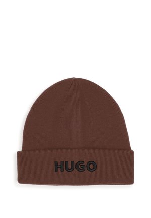 Bonnet tricoté marron avec revers et texte brodé noir "HUGO" à l'avant.