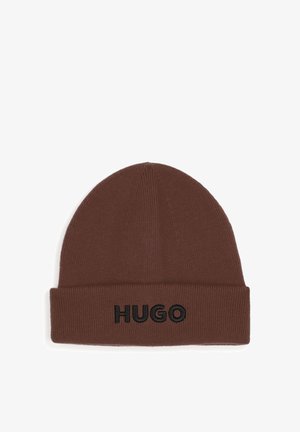 Bonnet tricoté marron avec revers et texte brodé noir "HUGO" à l'avant.
