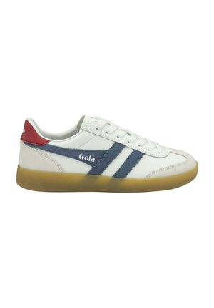 Zapatilla blanca de corte bajo con rayas laterales azules, suela de goma, acento rojo en el talón y la marca "Gola" en el costado.