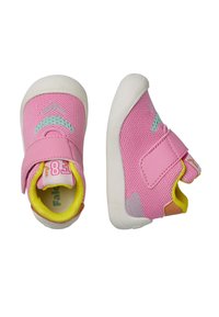 Rosa Sneakers mit Netz-Obermaterial, elastischem Band und Klettverschluss. Weiße Gummisohle mit gelbem Innenfutter und dezenten grauen Akzenten.