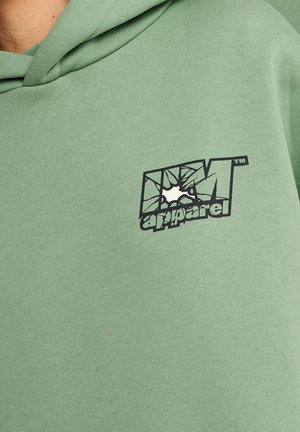 Groene sweatshirt met capuchon, met een zwart logo dat lijkt op gebroken glas, bedrukt op de voorkant. Soepele katoenen textuur.