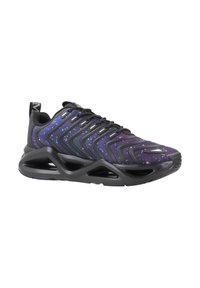 Scarpe sportive nere con un motivo a galassia viola, caratterizzate da un design superiore testurizzato e un'imbottitura visibile nella suola per un supporto maggiore.