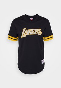 Jersey negro de manga corta con acentos amarillos y "LAKERS" en letras negritas en la parte frontal. Fabricado con tejido de malla transpirable.