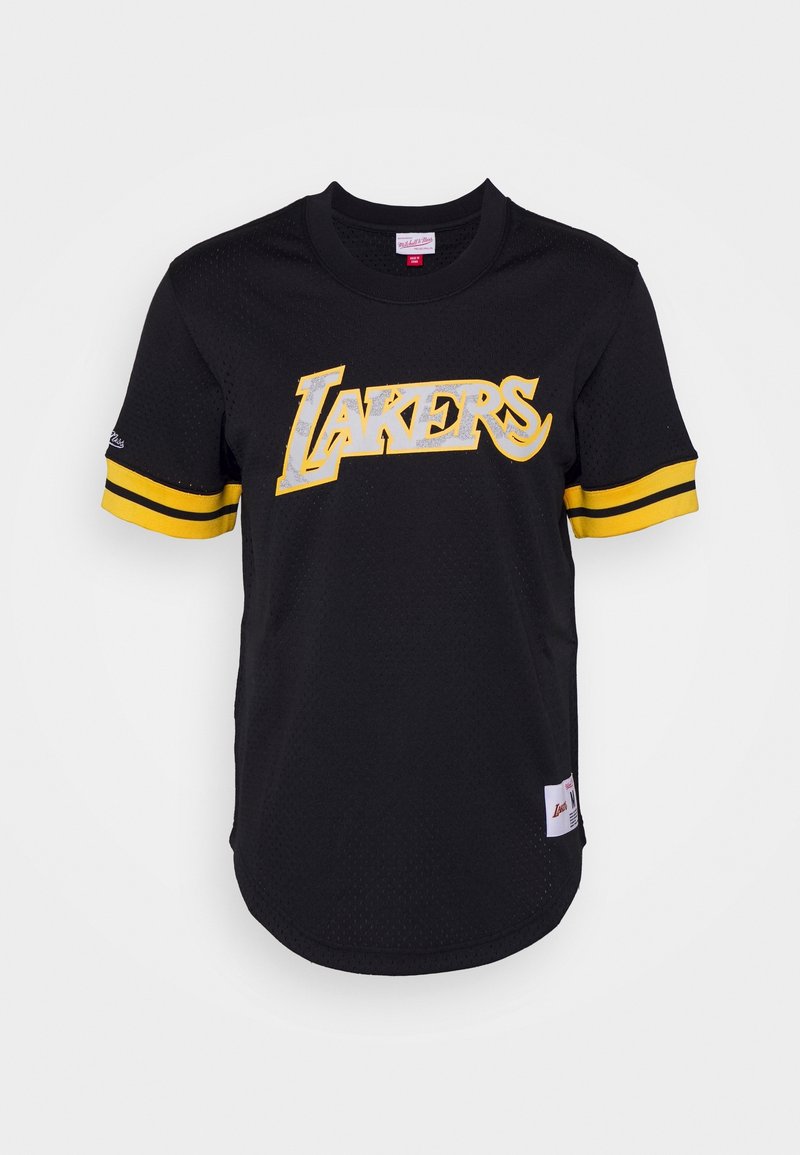 Jersey negro de manga corta con acentos amarillos y "LAKERS" en letras negritas en la parte frontal. Fabricado con tejido de malla transpirable.