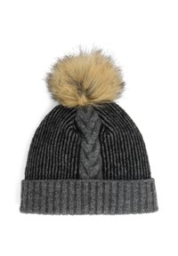 Cappello invernale lavorato a maglia grigio scuro con risvolto a coste, motivo centrale a trecce e grande pom-pom in finta pelliccia marrone chiaro sulla parte superiore.