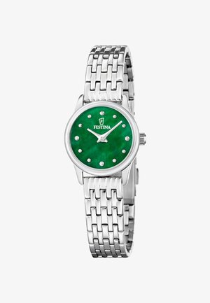 Zilveren metalen horloge met een ronde groene wijzerplaat, 12 diamantachtige markeringen en zilveren wijzers. De schakels van de armband zijn in elkaar geschakeld en gepolijst.