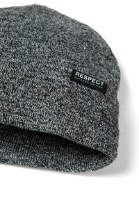 Berretto tricot grigio con un motivo testurizzato, dotato di un'etichetta nera con la scritta "RESPECT" e "OUTDOOR EDITION" in bianco.