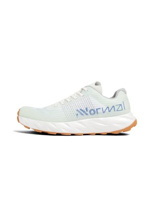 Chaussure de sport gris clair avec une semelle épaisse blanche et une bande de roulement couleur gomme, avec un texte bleu sur le côté et des lacets blancs.