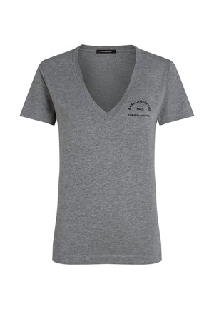 T-shirt gris à col en V fabriqué en coton doux, avec des manches courtes et un logo imprimé sur la partie gauche de la poitrine.