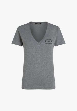 Siva v-neck majica iz mehkega bombaža, s kratkimi rokavi in natisnjenim logotipom na levem prsnem delu.