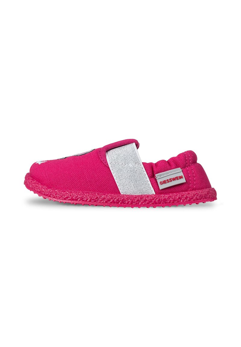 Różowe dziecięce buty typu slip-on z teksturowaną podeszwą, elastycznym pasem w kostce, białym paskiem na górze i metką z logiem Giesswein z tyłu.