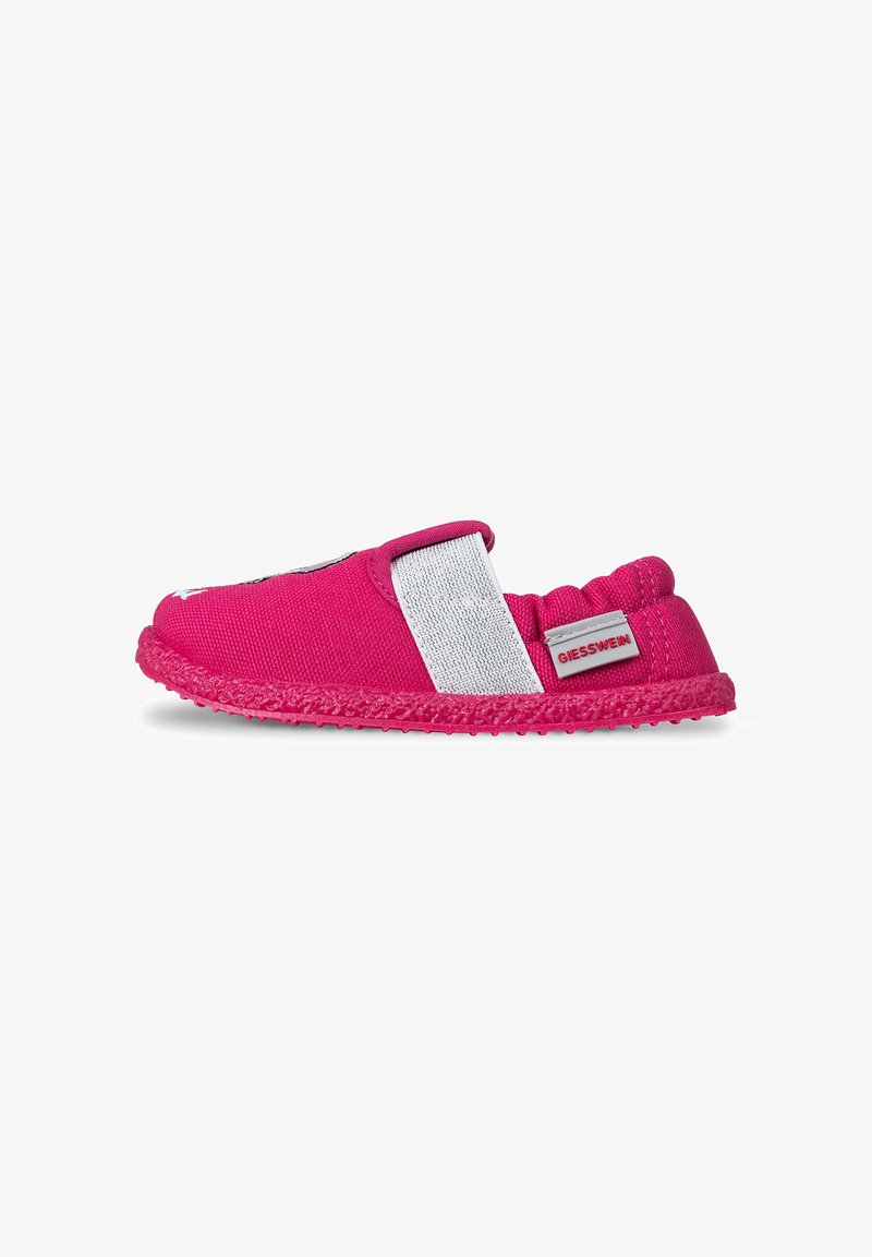 Różowe dziecięce buty typu slip-on z teksturowaną podeszwą, elastycznym pasem w kostce, białym paskiem na górze i metką z logiem Giesswein z tyłu.