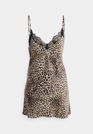 Leopardmönstrad slipklänning i beige och svart, tillverkad av slät tyg med justerbara band och en spetskant längs halsringningen.