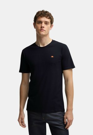 T-shirt nera a maniche corte realizzata in tessuto liscio, con un piccolo logo multicolore sul petto. Collo rotondo, vestibilità regolare.