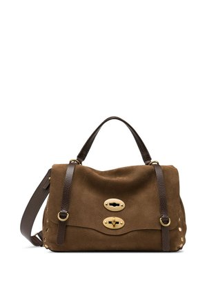 Borsa a mano in pelle marrone con patta, chiusure a scatto color oro, tracolla scura regolabile e manico superiore su sfondo bianco.