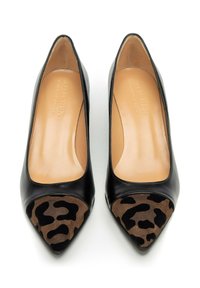 Scarpe nere in pelle con tacco alto e punta affusolata, con una punta in suede a stampa animale marrone e una morbida fodera beige all'interno.