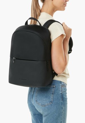 Schwarzer Rucksack mit glatter, matter Textur. Abgerundete Form, Reißverschlusstasche vorne, verstellbare Gurte und ein Tragegriff oben für einfaches Tragen.