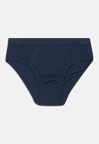 Chiloți bărbătești de culoare albastru închis, cu talie elastică și cusături întărite pe panoul frontal, așezați pe un fundal alb.