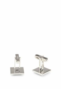 Boutons de manchette en ton argent avec un dessus rectangulaire et une base carrée, présentant une finition polie et une marque subtile sur la surface supérieure.