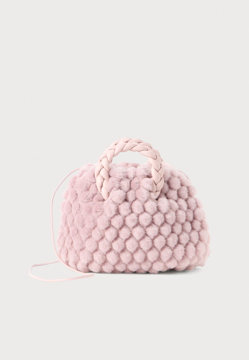 Geantă de mână texturată în forma unor pompoane roz, cu un mâner împletit și o curea subțire. Formă rotundă, suprafață moale, design compact.