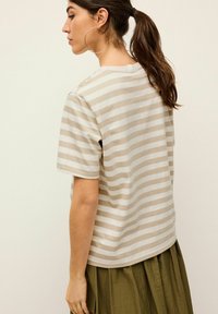 Next HEAVYWEIGHT SHORT SLEEVE CREW NECK STANDARD - Marškinėliai su spaudiniu - stone