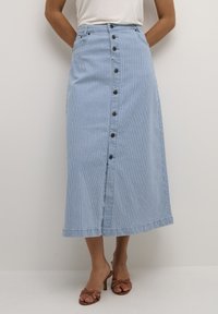 Svetlo modra denim midi krila z navpičnimi belimi črtami, sprednjimi gumbi in ravnim krojem. Ima stranske žepke in obrobljen rob.