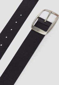 Zwarte leren riem met een rechthoekige zilveren metalen gesp, met een gladde textuur, gelijkmatig verdeelde gaatjes en een minimalistisch ontwerp.