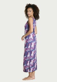 Robe maxi florale en violet avec des motifs floraux roses et blancs. Design sans manches, tissu doux et fente sur le côté pour le confort.