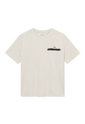 Krótki rękaw T-shirt w kolorze ecru z okrągłym dekoltem, małym czarnym napisem "W.W." oraz czarnym pociągnięciem pędzla na lewej piersi.