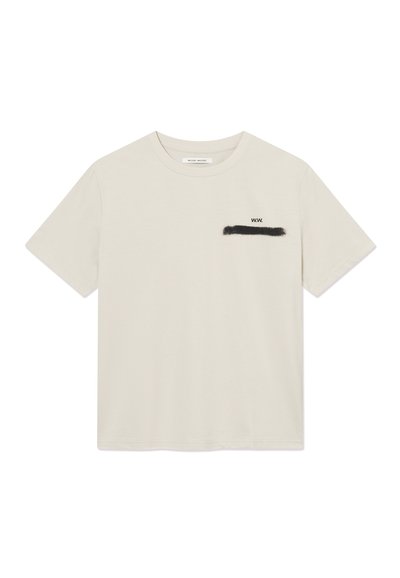 Εκρού κοντομάνικο T-shirt με στρογγυλή λαιμόκοψη, μικρό μαύρο κείμενο "W.W." και μαύρη πινελιά πινέλου στο αριστερό μέρος του στήθους.