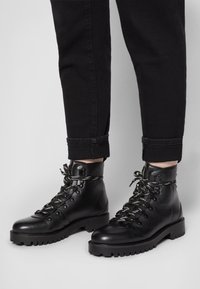 Walk London LUCINDA HIKER  - Botins de atacadores - black
