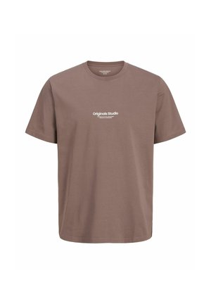 Brun bomulds T-shirt med rund hals og korte ærmer. Den har hvidt trykt tekst, der står "Original Studio" på forsiden.