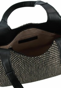 Sac à main en cuir noir avec un corps tissé à motifs beige et noir, doté d'une fermeture éclair et d'un intérieur spacieux avec une poche zippée.