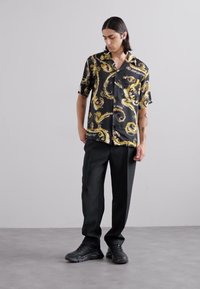 Versace Jeans Couture ALL OVER - Srajca - black/gold