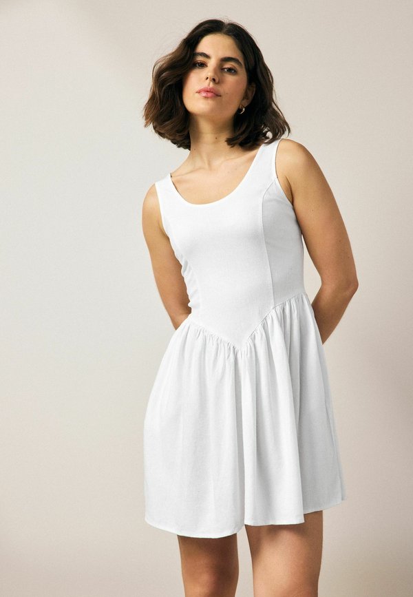 REGULAR FIT - SLEEVELESS SCOOP NECK WAISTED  - Freizeitkleid