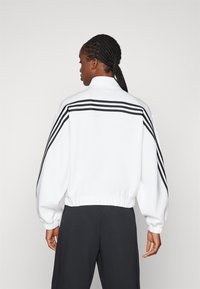 adidas Sportswear FUTURE ICONS THREE STRIPES QUARTER ZIP - Ikdienas džemperis - white